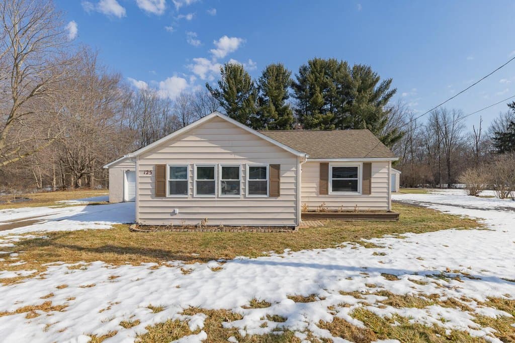 2 bedroom house for sale at 125 Edgewater Dr Michigan Center 49254 - $170,000