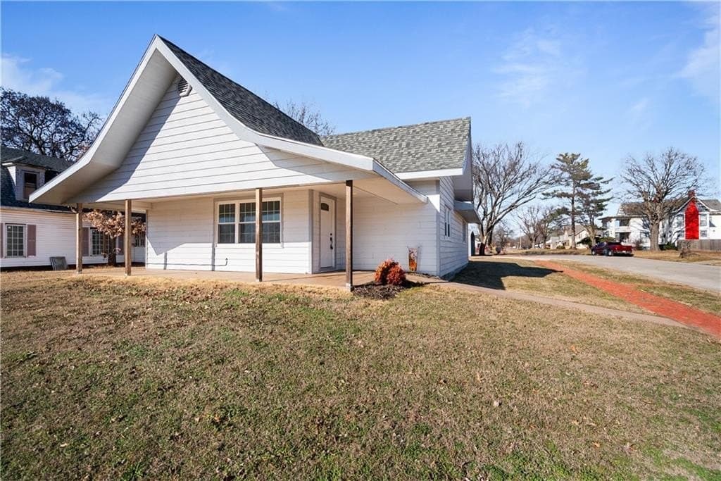3 bedroom house for sale at 611 E 5th Ave Caney - $159,900