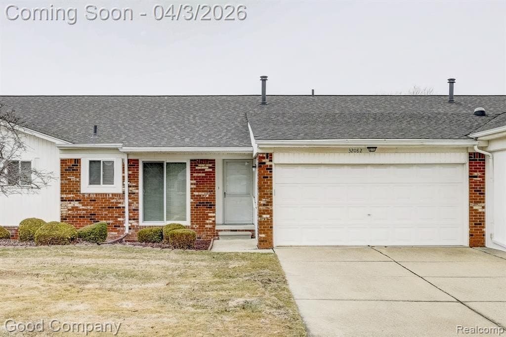 2 bedroom condo for sale at 32082 Mark Adam Lange Warren 48093 - $175,000