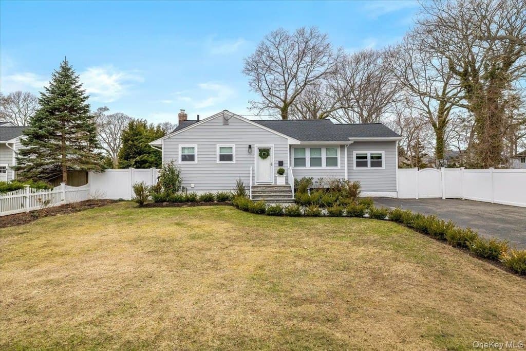 3 bedroom house for sale at 80 Lumur Dr Sayville 11782 - $719,000