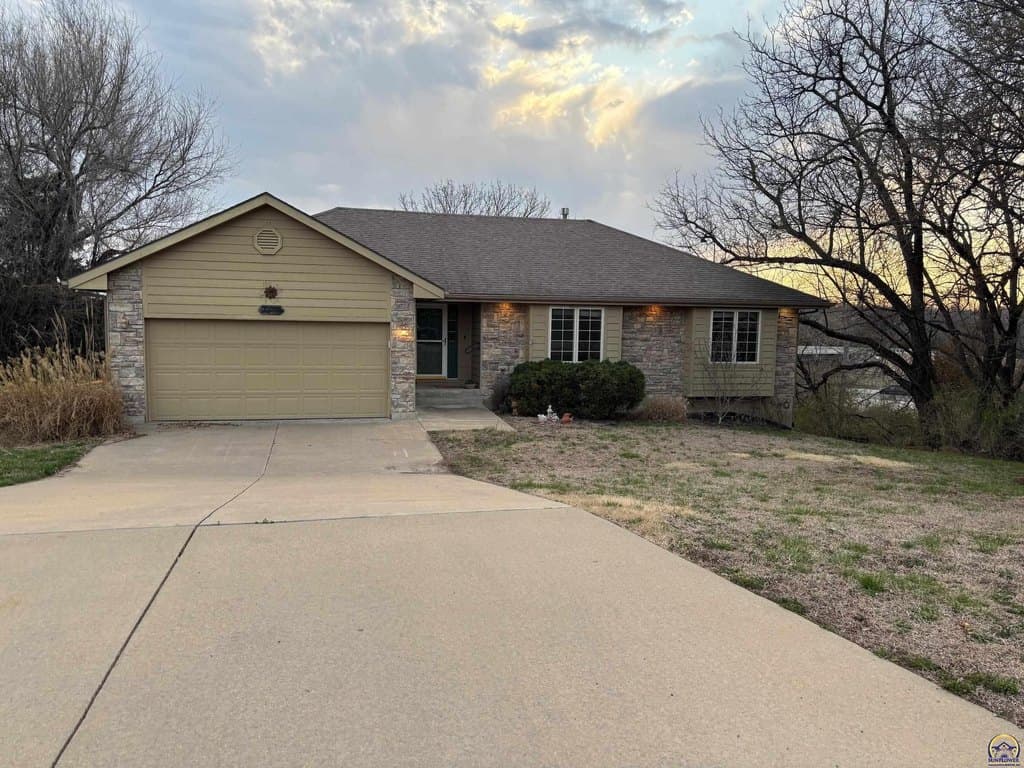 3 bedroom house for sale at 2307 SE Capricorn Ave Topeka 66605 - $364,500