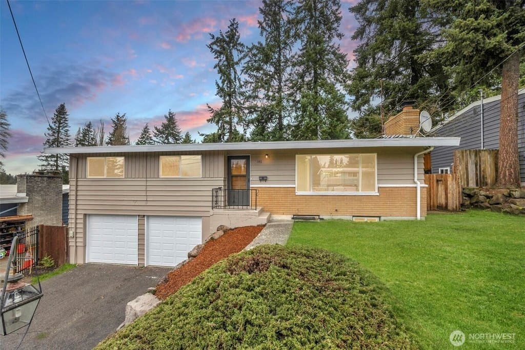 4 bedroom house for sale at 146 NE 165th St Shoreline 98155 - $819,000