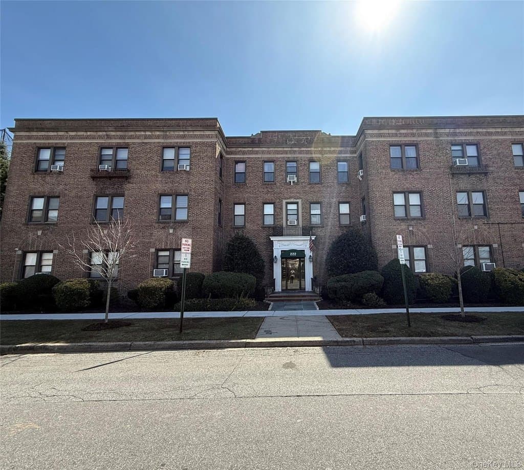 condo for sale at 222 7th St Apt 2H Garden City 11530 - $349,900