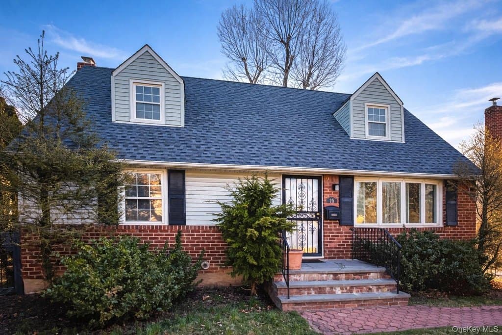 4 bedroom house for sale at 75 Miles Ave Albertson - $889,000