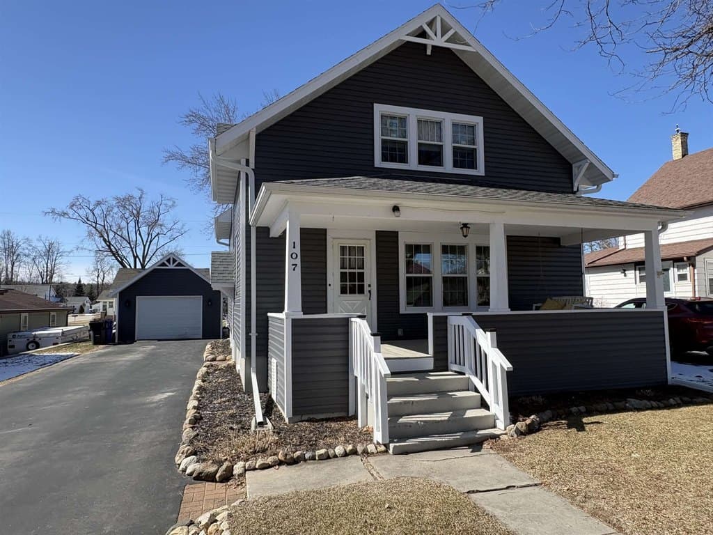 4 bedroom house for sale at 107 S 2nd St Bonduel - $299,900