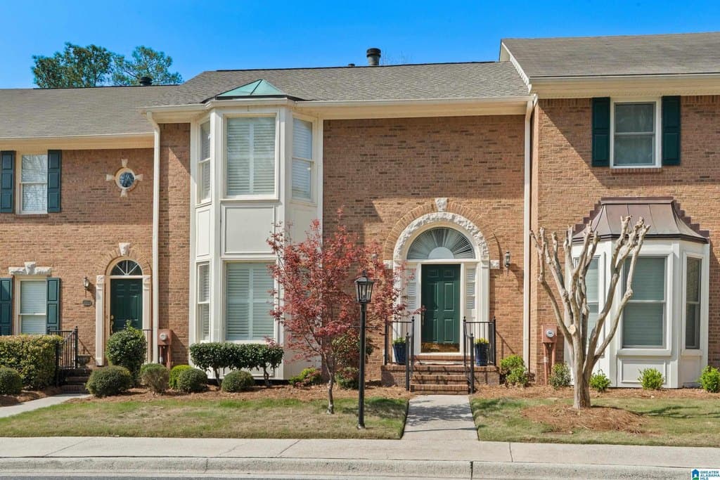 3 bedroom townhouse for sale at 3137 Chestnut Oaks Dr Hoover 35244 - $439,000