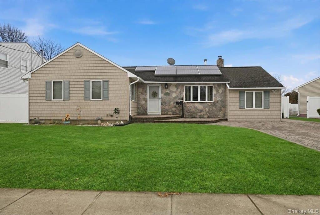 4 bedroom house for sale at 38 Bacon Ln Babylon 11702 - $699,000