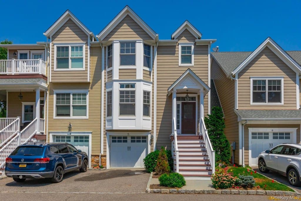 3 bedroom house for sale at 5 Rosebud Ln Babylon 11702 - $899,000