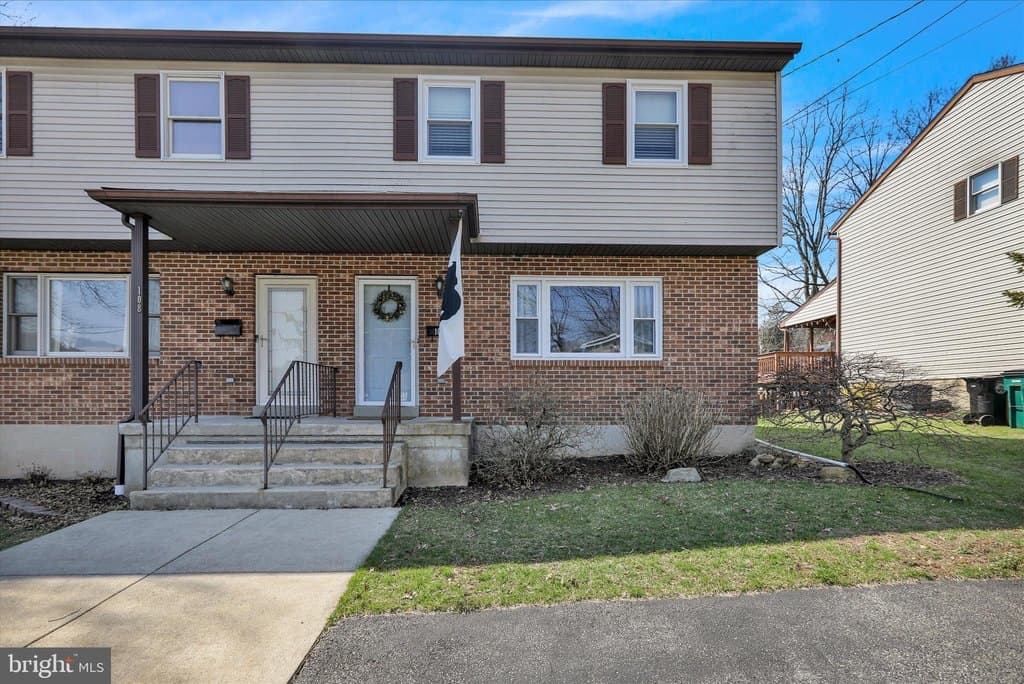 3 bedroom townhouse for sale at 106 Oak Ln Reading 19606 - $259,900