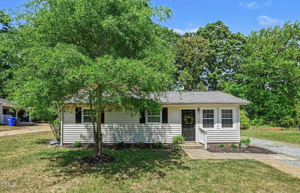 3 bedroom house for sale at 215 Torain St Hillsborough 27278 - $300,000
