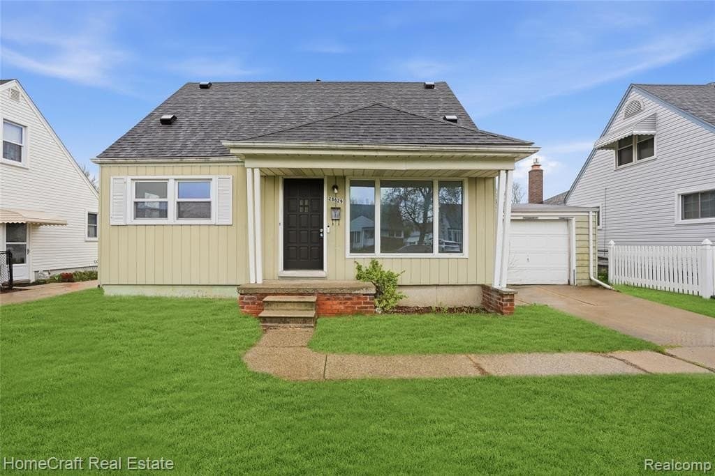 3 bedroom house for sale at 28629 James St Garden City 48135 - $220,000