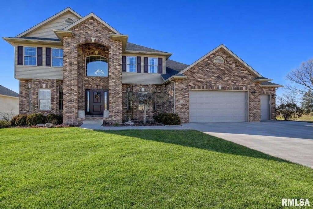 4 bedroom house for sale at 2505 Centennial Dr Springfield - $545,900