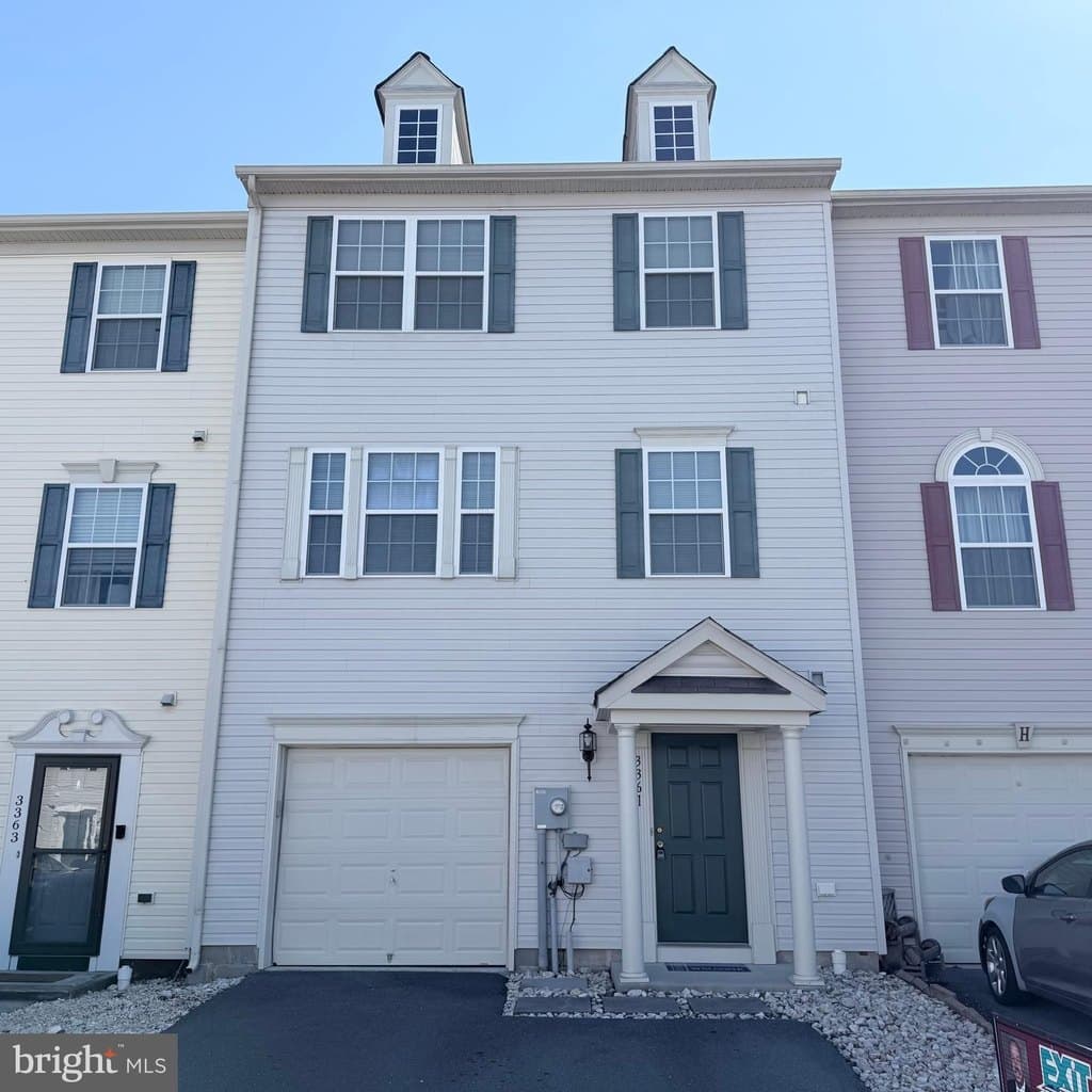 3 bedroom townhouse for sale at 3361 Landmark Ct Chambersburg - $249,900