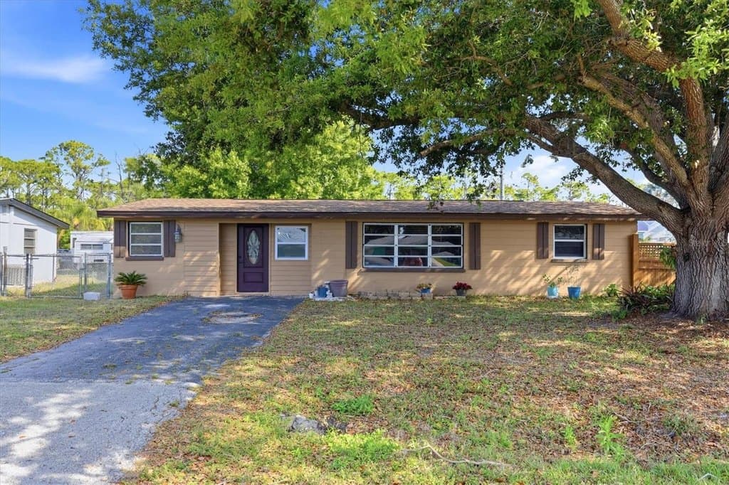 2 bedroom house for sale at 8362 Pelican Rd Englewood 34224 - $160,000