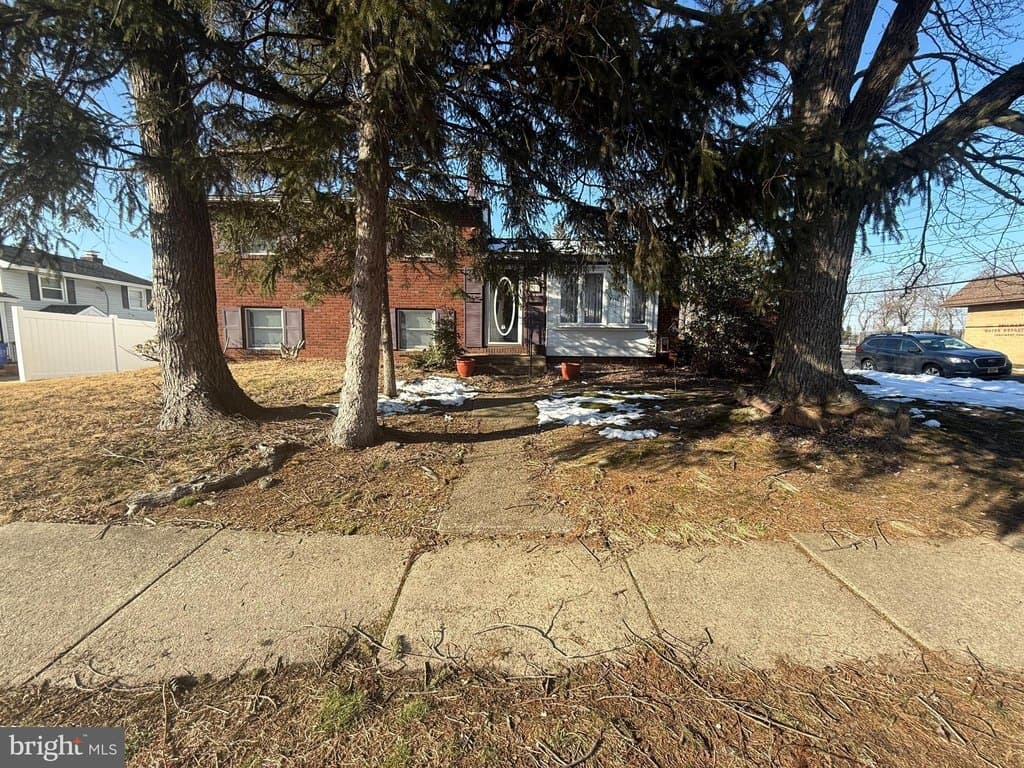 4 bedroom house for sale at 301 Leaf Ave Bellmawr - $269,900