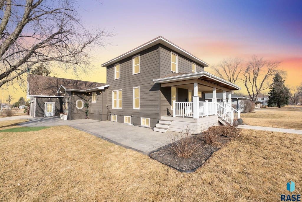 5 bedroom house for sale at 411 S 6th St Beresford - $450,000