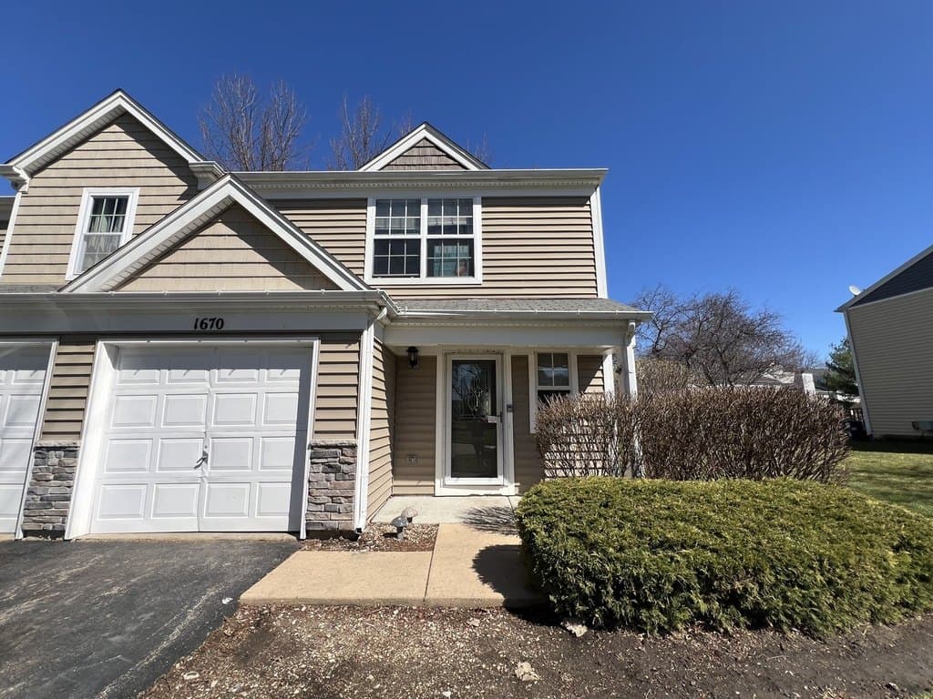 3 bedroom townhouse for sale at 1670 College Green Dr Elgin 60123 - $270,000