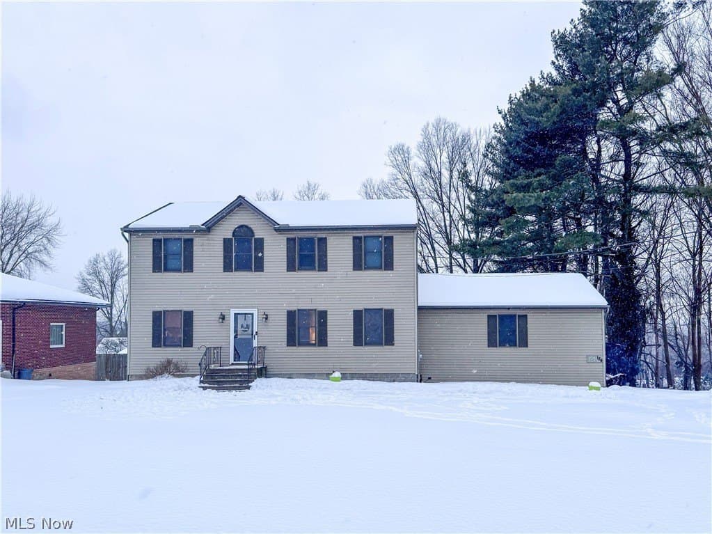 4 bedroom house for sale at 184 Darlington Rd SE Howland Center 44484 - $294,900