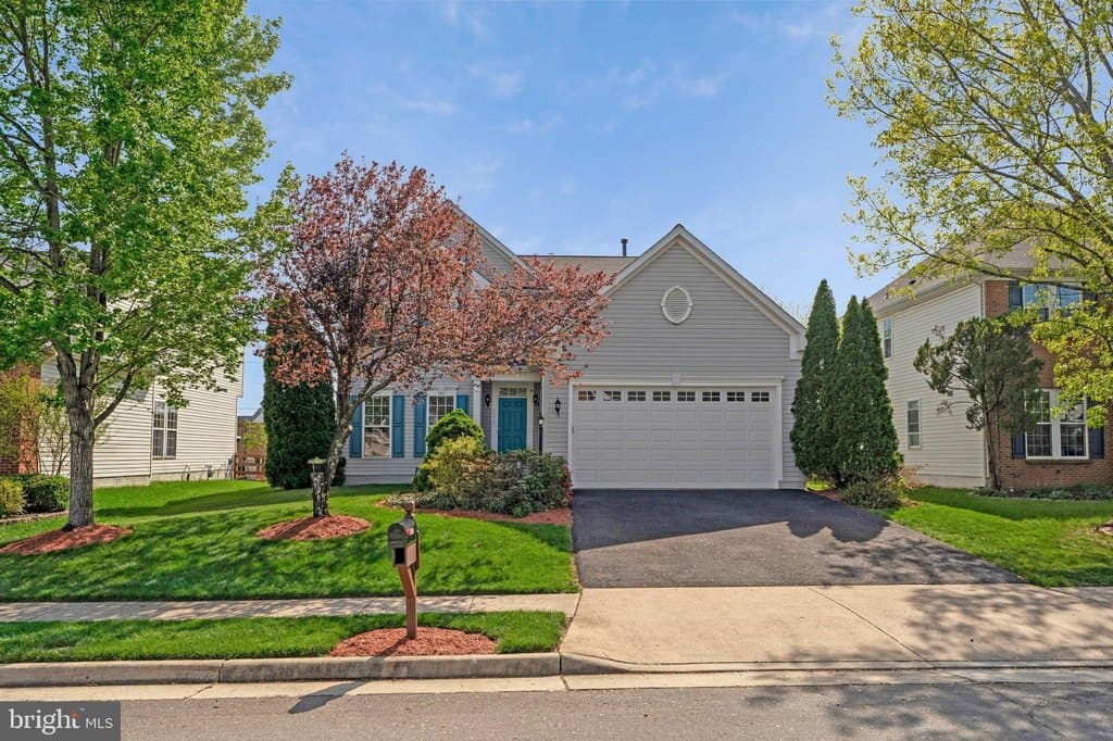 4 bedroom house for sale at 25407 Vacation Pl Stone Ridge 20105 - $900,000