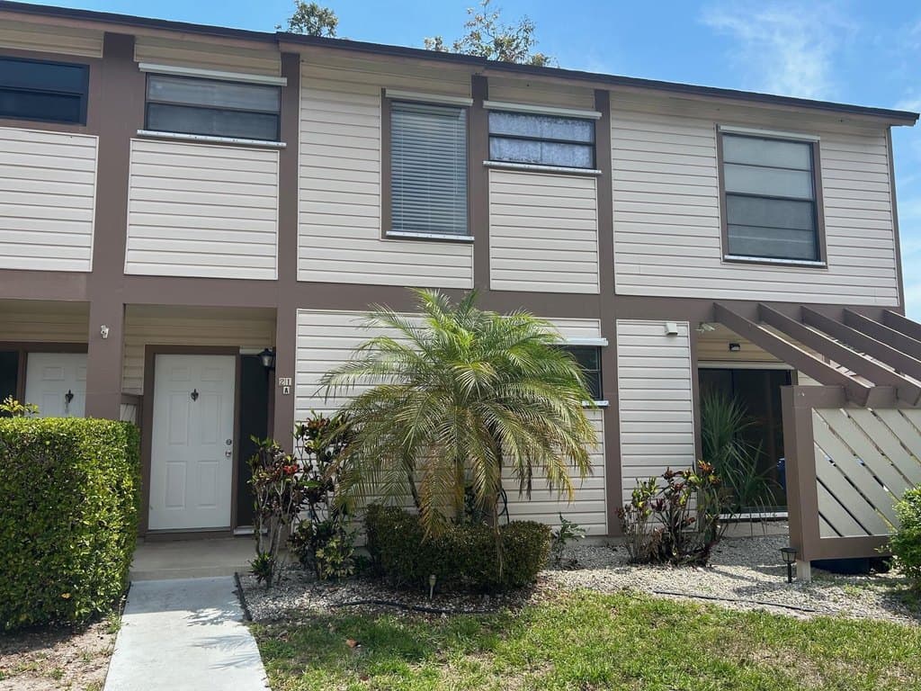3 bedroom townhouse for sale at 102 Sherwood Cir Jupiter - $346,000