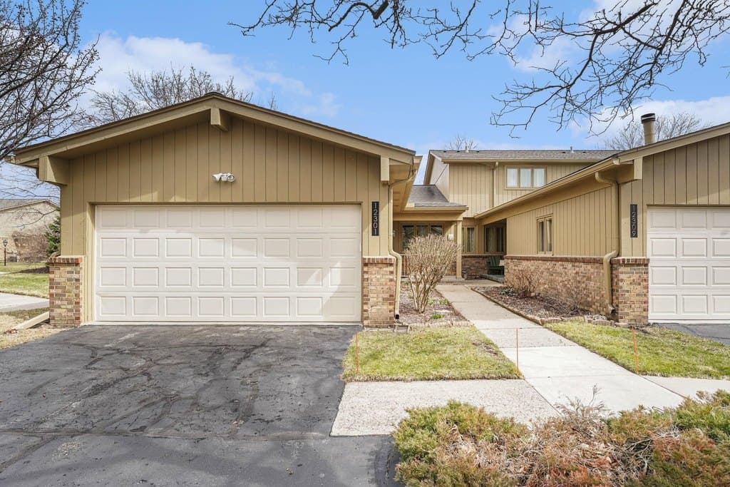 3 bedroom condo for sale at 12301 Pinecrest Dr Plymouth 48170 - $399,000