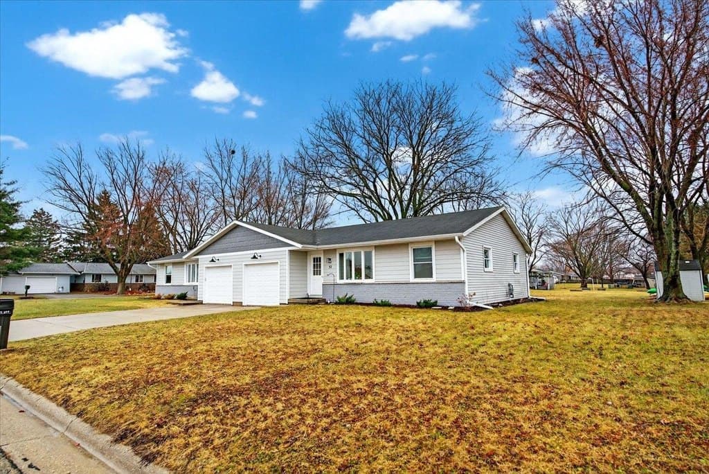 3 bedroom house for sale at 32 Karl Ave Belleville - $295,000