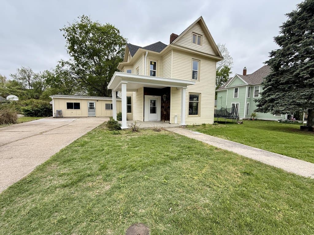 5 bedroom house for sale at 414 E Gordon St Marshall 65340 - $199,000