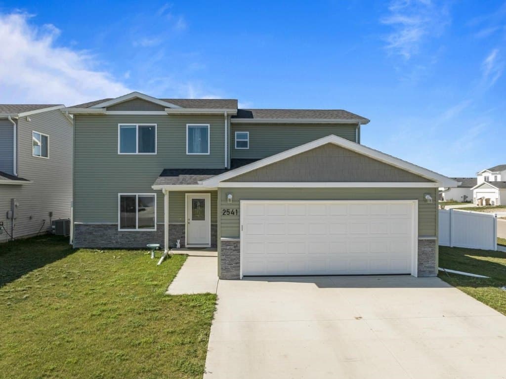 4 bedroom house for sale at 2541 Ivory St Minot 58703 - $385,000
