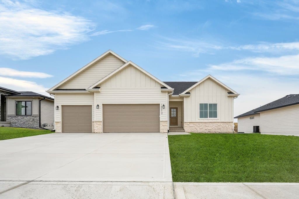 5 bedroom house for sale at 14212 Catalpa Dr Urbandale 50323 - $599,900