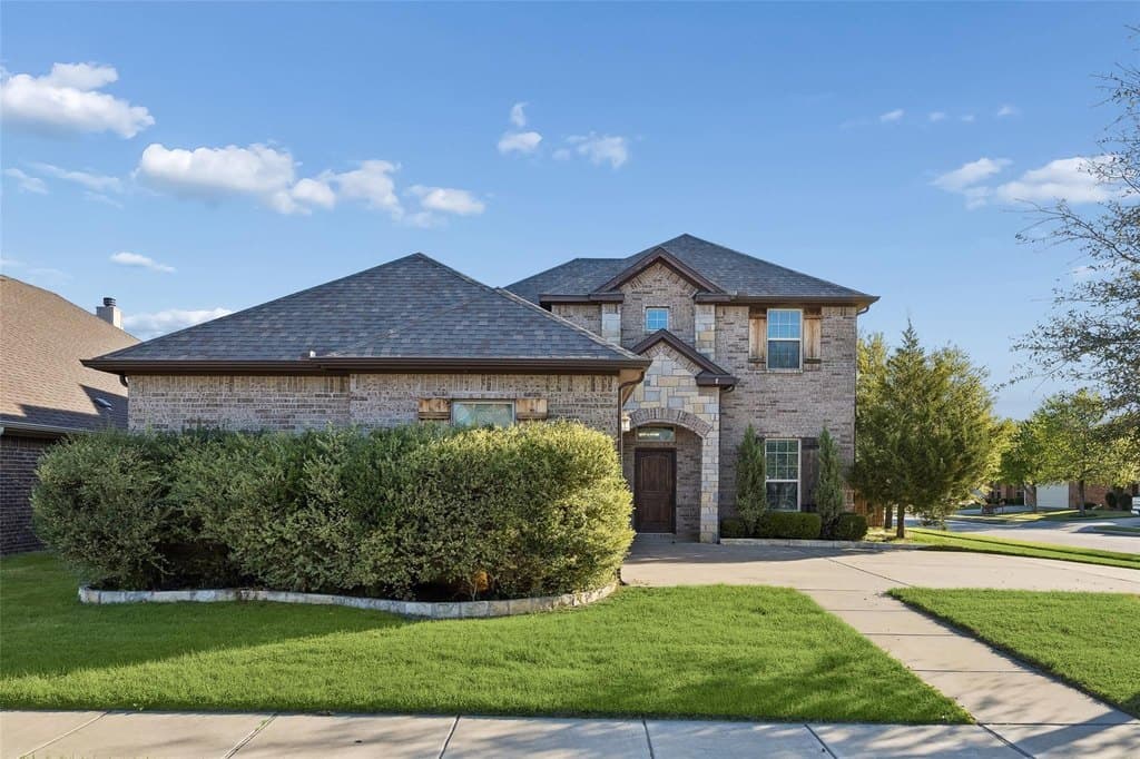3 bedroom house for sale at 300 Madison St Burleson - $399,900