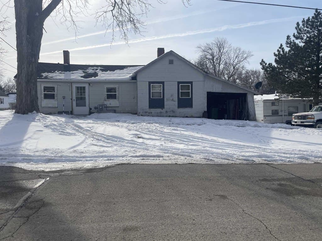 2 bedroom house for sale at 322 E North St Brandon - $39,500