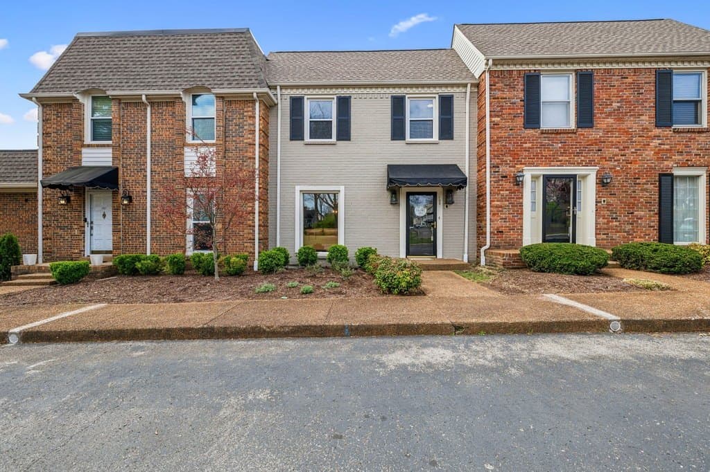 3 bedroom townhouse for sale at 102 Foxborough Sq W Brentwood 37027 - $545,000