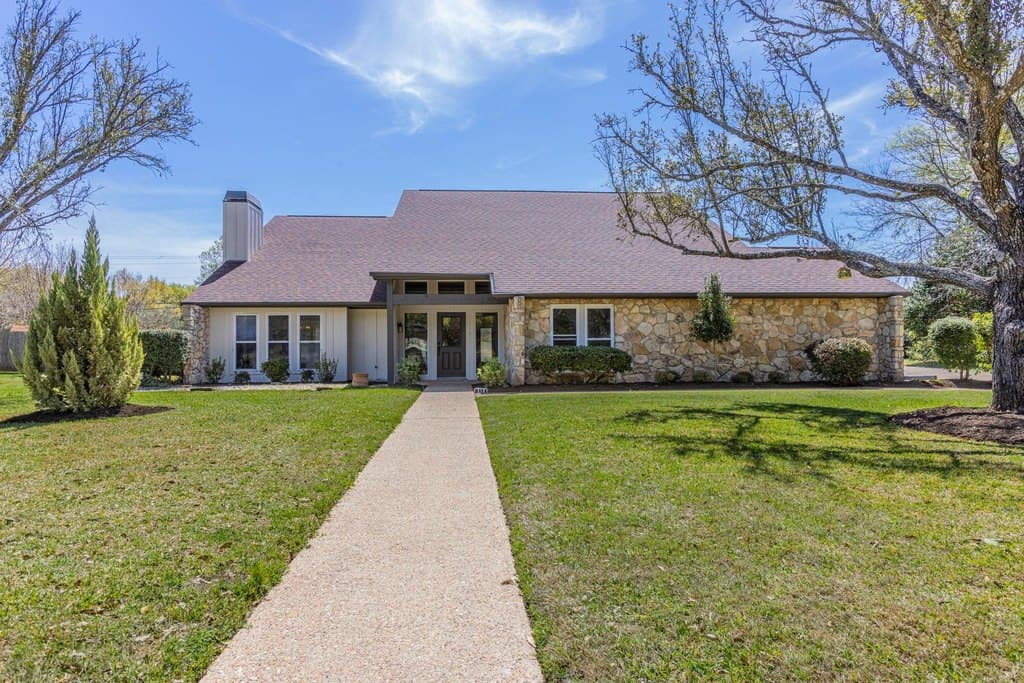 4 bedroom house for sale at 318 Bluebonnet Cir McGregor - $624,900