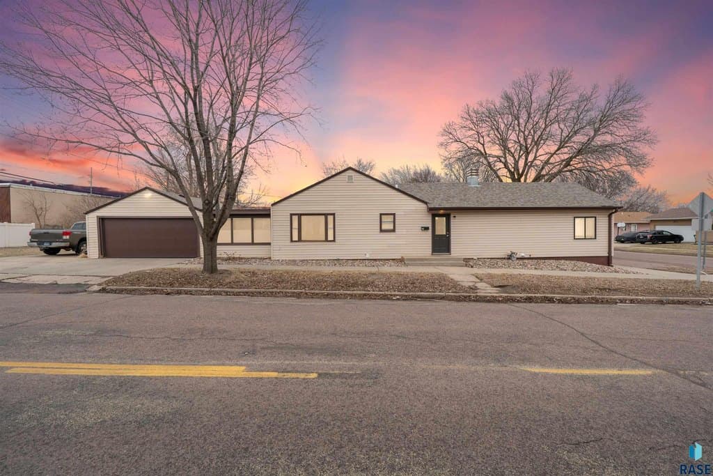 3 bedroom house for sale at 921 S Sherman Ave Sioux Falls - $265,000