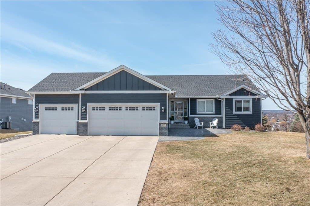 5 bedroom house for sale at 932 Farmers Ridge Trl Belle Plaine - $525,000