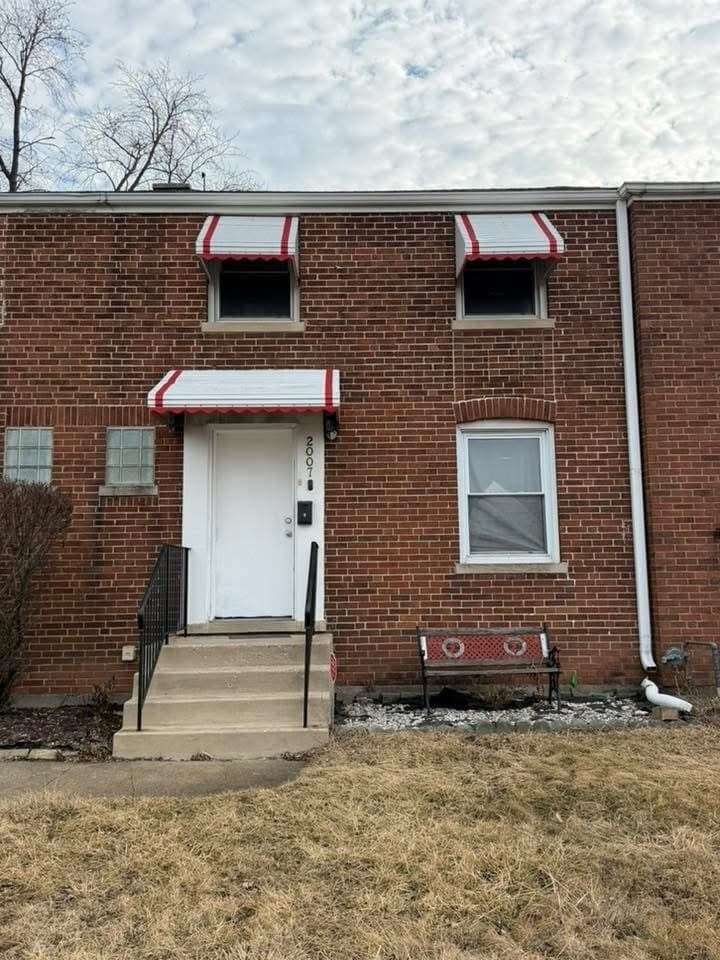 2 bedroom townhouse for sale at 2007 S 25th Ave Broadview - $200,000