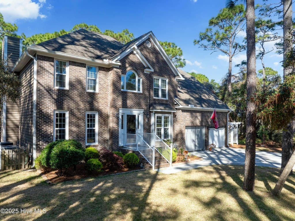 5 bedroom house for sale at 504 Periwinkle Way Caswell Beach - $698,500