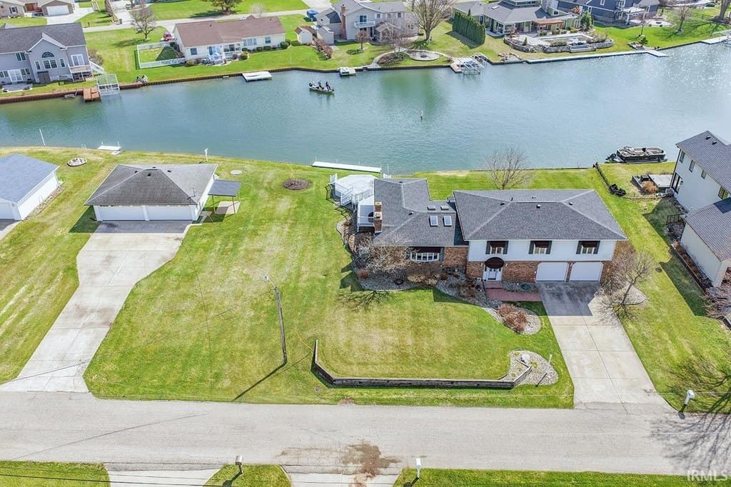 4 bedroom house for sale at 51198 Aqua Dr Simonton Lake 46514 - $875,000