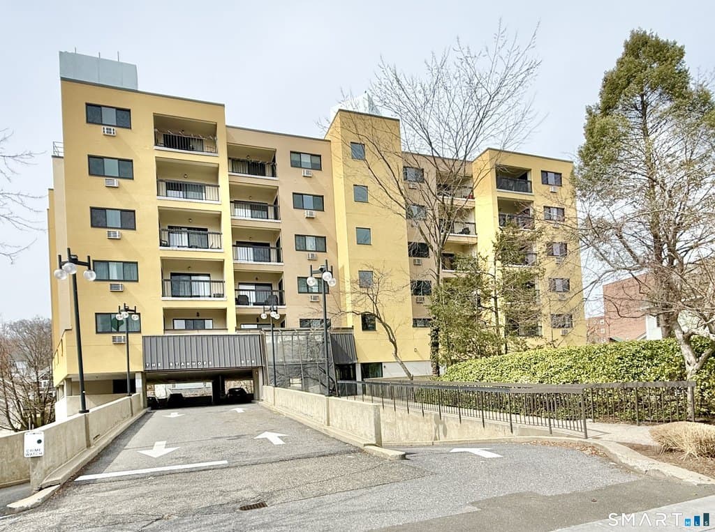 1 bedroom condo for sale at 970 Hope St Unit 5E Stamford - $345,000