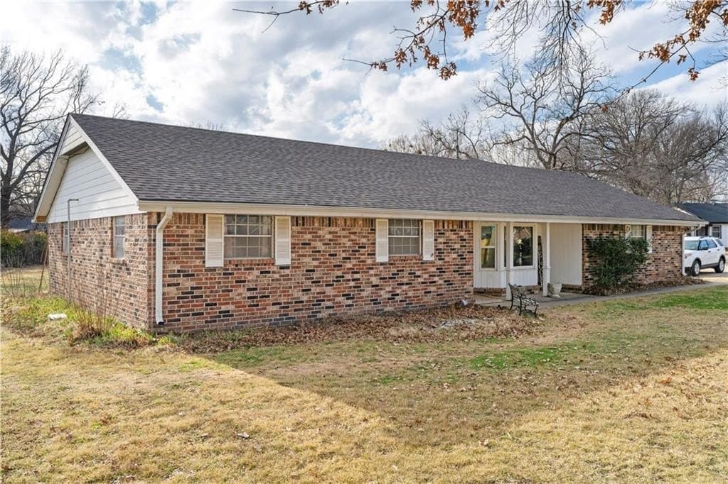 4 bedroom house for sale at 220 E 2nd Ave Caney - $185,000