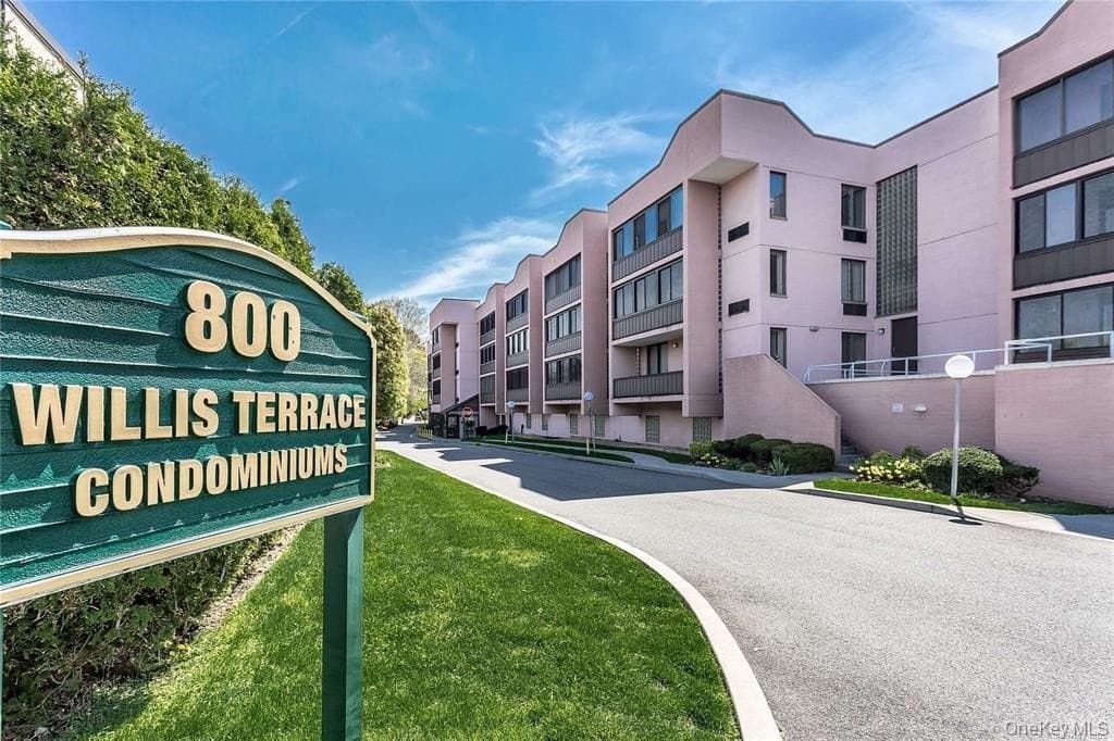 1 bedroom condo for sale at 800 Willis Ave Apt 303 Albertson - $464,000