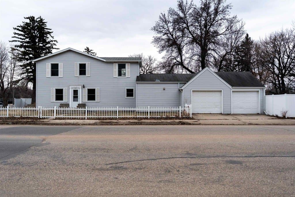 4 bedroom house for sale at 200 SW 11th St Minot 58701 - $325,000