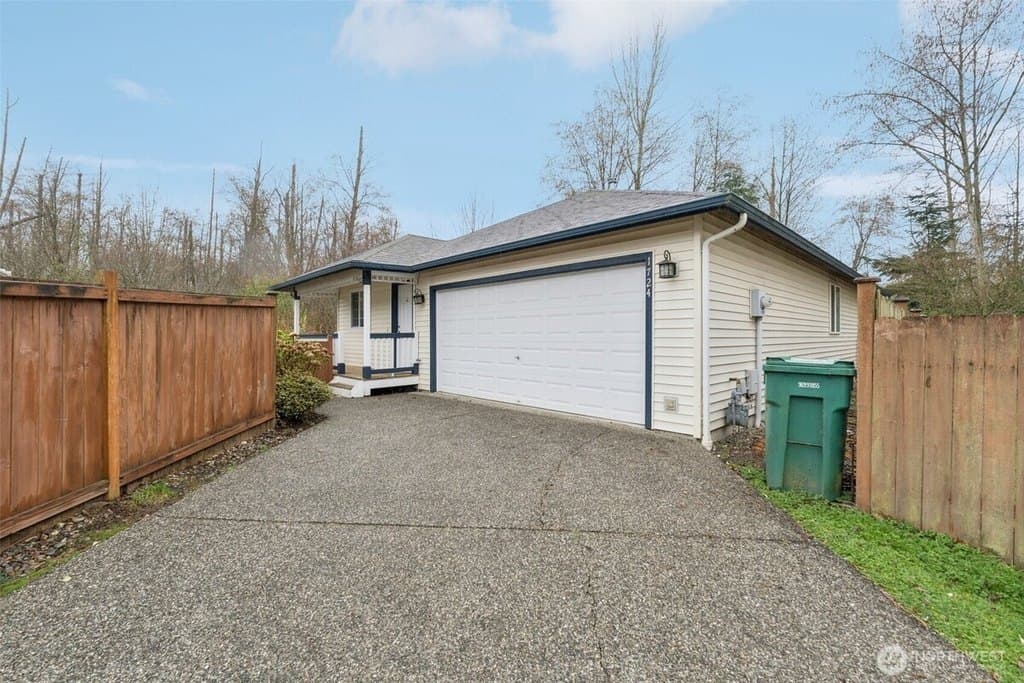 3 bedroom house for sale at 1724 147th Pl SW Lynnwood 98087 - $695,000