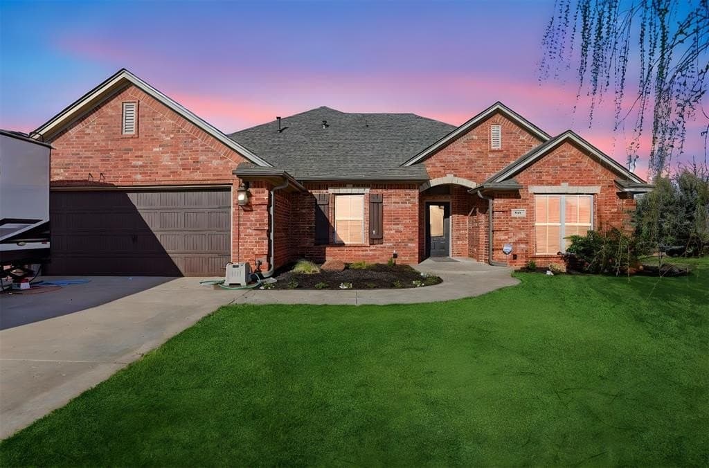 4 bedroom house for sale at 909 Isabella Ln Altus - $315,000