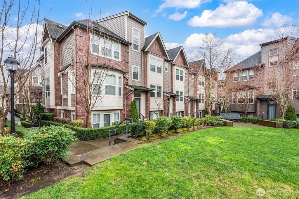 4 bedroom townhouse for sale at 1321 Greenwich Walk NE Issaquah 98029 - $1,150,000