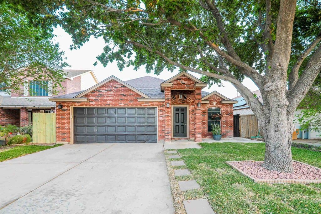 4 bedroom house for sale at 907 Palafox Dr Laredo - $249,000