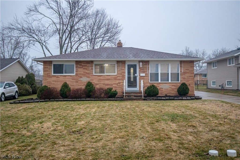 3 bedroom house for sale at 24570 Staghorn Dr Bedford - $229,900