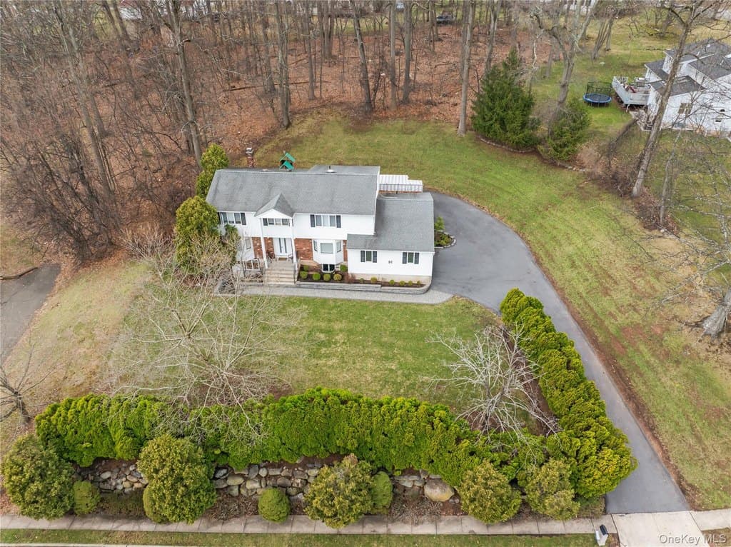 7 bedroom house for sale at 20 Algonquin Cir Airmont - $1,899,000