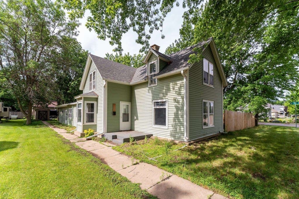 3 bedroom house for sale at 411 W Cedar St Beresford - $229,900