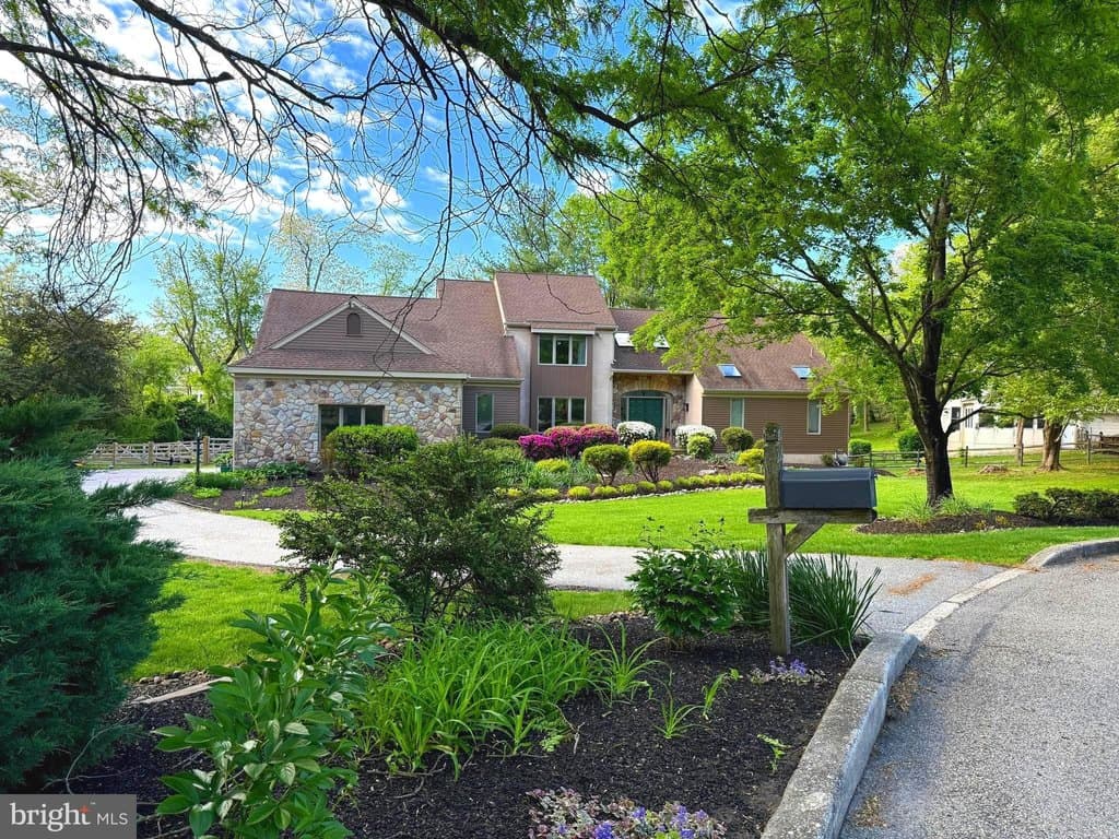 4 bedroom house for sale at 4 E Spring Oak Cir Media 19063 - $1,045,000
